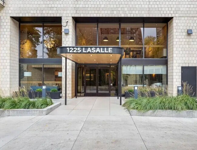 Building Photo - Beautiful 1 bed 1 bath executive condo! Heated parking, gym, sauna!