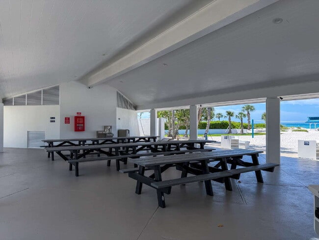 Building Photo - Luxury Furnished Longboat Key Retreat with Private Beach Club Access & Golf Course Views Remodele...