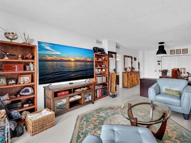 Building Photo - 300 Bayview Dr