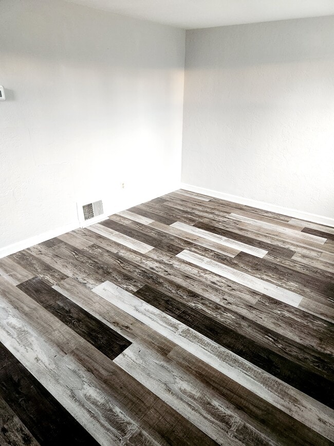 Building Photo - 1128 Shadycrest Dr