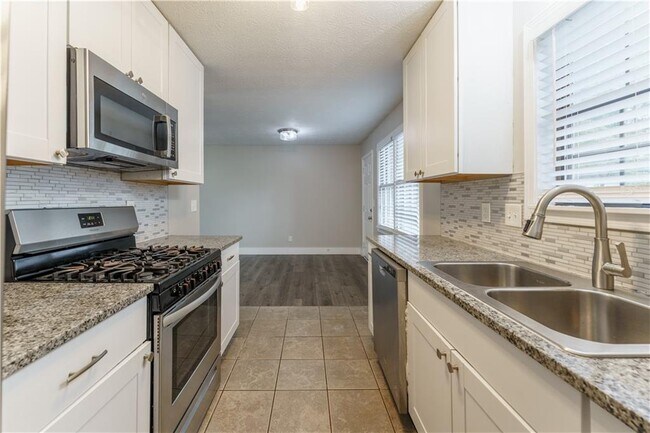 Building Photo - 5700 Tracy Dr SE