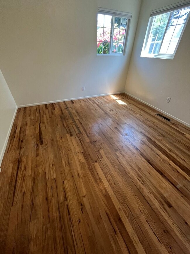 Building Photo - Sunny and Spacious 3/2 With Large Yard and...