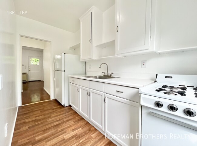 Primary Photo - 1557 N Hill Ave