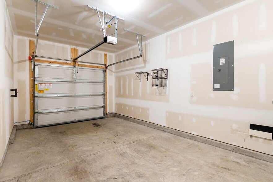 Building Photo - 825 Descartes St