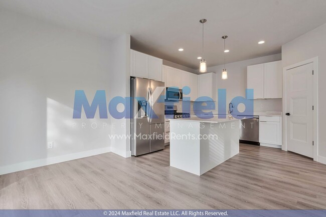 Building Photo - Pet Friendly MODERN TWIN HOME - 4 BD 3 BA ...