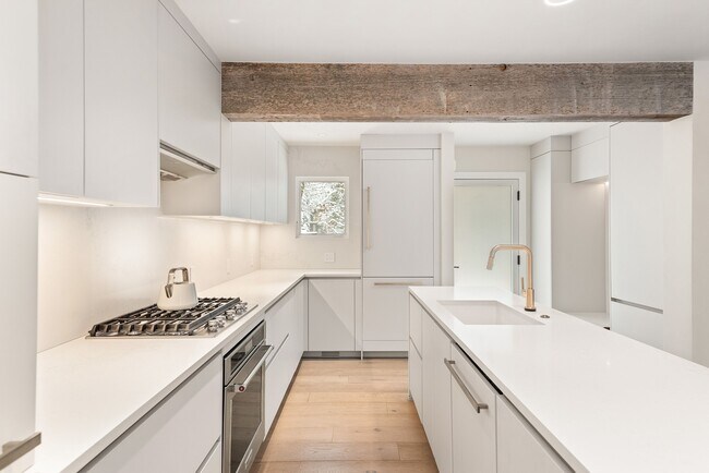 Building Photo - 814 W Bleeker St