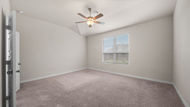 Building Photo - Spacious and well-maintained 4-bedroom, 3.5-bath home in desirable Pine Lake Cove offering flexib...