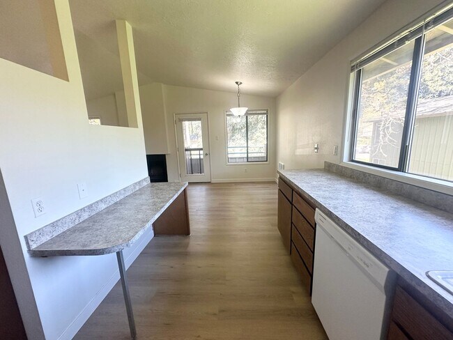 Building Photo - **$500 move in credit. Lake Oswego Refreshed 2nd Story 2 bed/1 bath Condo- W/S/G Included