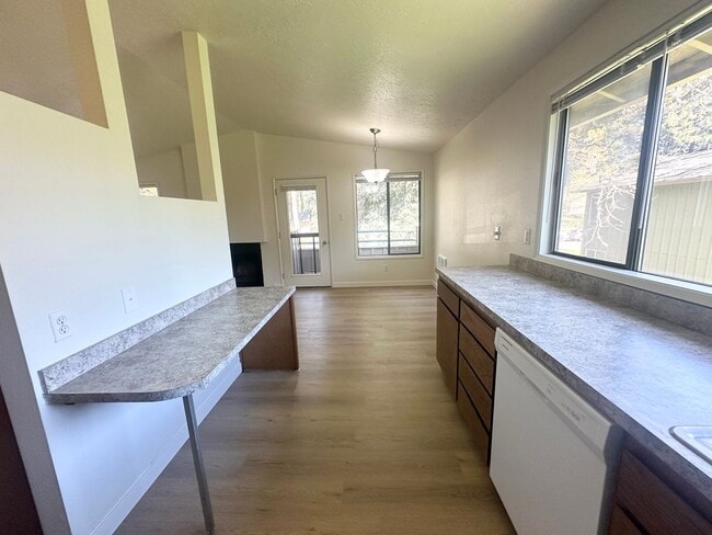 Building Photo - Lake Oswego Refreshed 2nd Story 2 bed/1 bath Condo- W/S/G Included