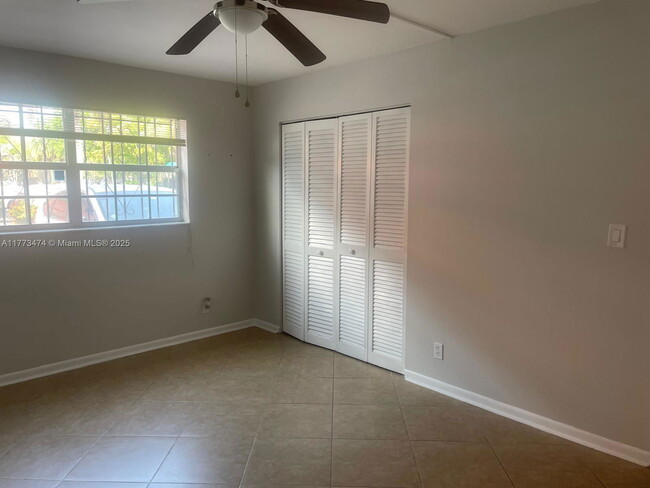 Building Photo - 660 Tennis Club Dr