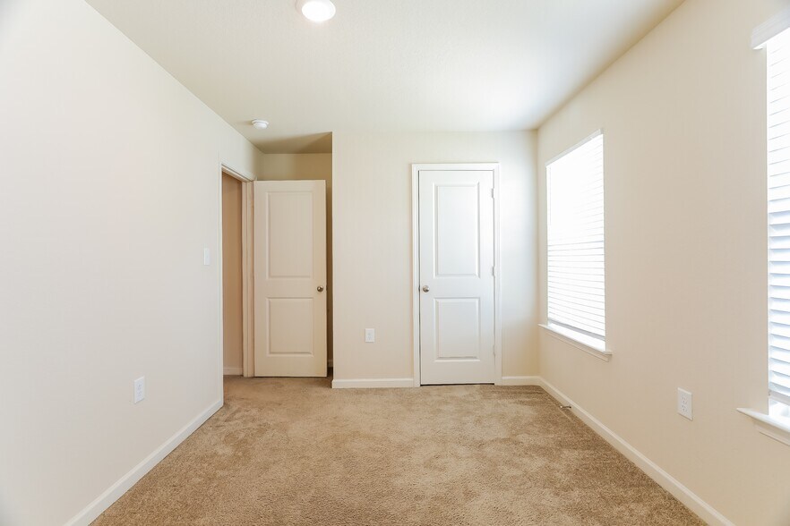 Building Photo - 275 Smith Glen Dr