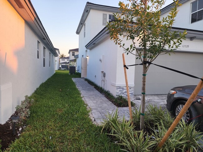 private entrance with walkway - 12729 SW 211th St