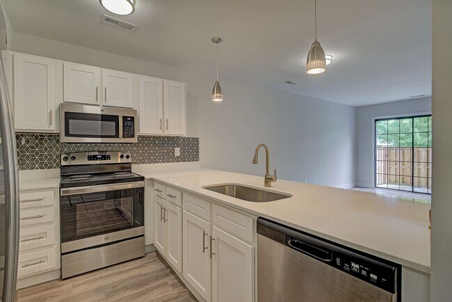 Building Photo - Condo in Tara Court Available for Rent!