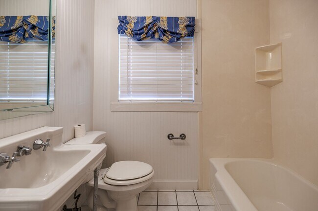 Building Photo - 208 Pinecrest Ln