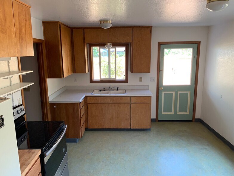 Kitchen - 4219 Colver Rd