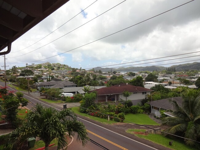 Building Photo - Quiet Mountain View Unit $2,900 2bd, 2ba, 2park; 3rd floor walk up