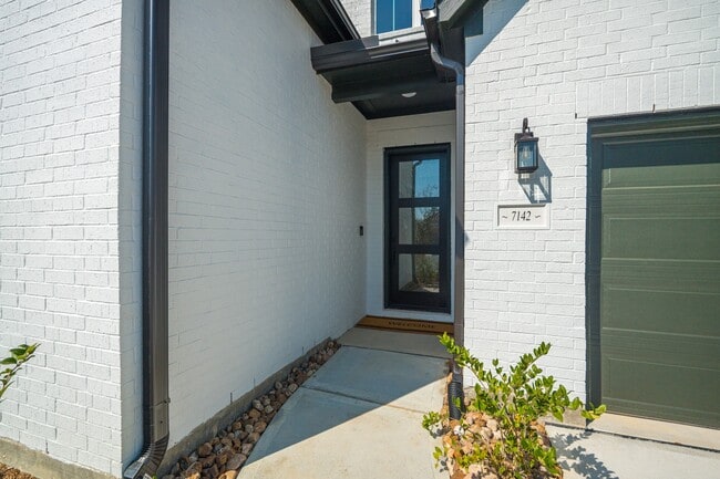 Building Photo - 7142 Carriage Lgt Dr