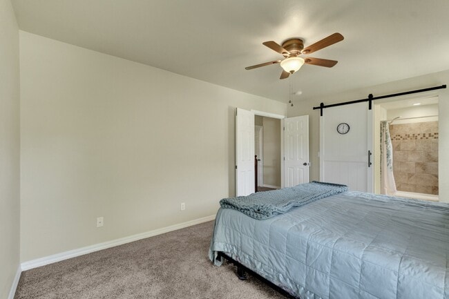 Building Photo - Updated end-unit townhouse for rent!