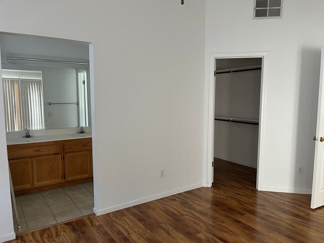 Building Photo - Cozy  Home