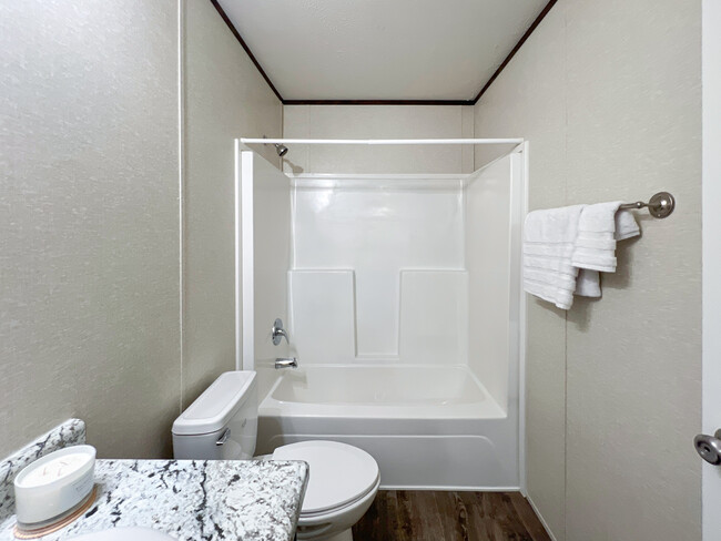 Secondary Bathroom w/ full size shower/tub. - 615 San Rafael