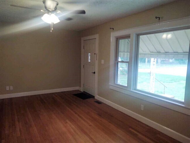 Building Photo - 3 bedroom 2 bath house available now! Pet friendly!