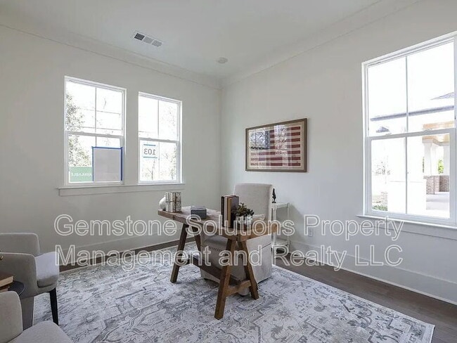 Building Photo - 207 Fairground St