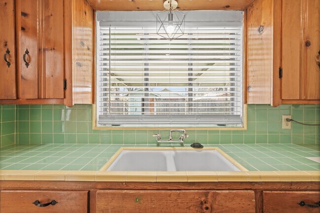 Building Photo - 1207 Stonecrest Dr