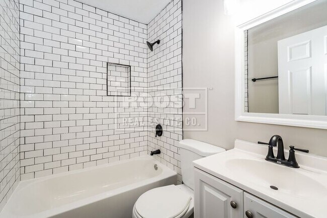 Building Photo - 1764 Brookfield Square N