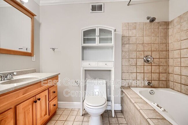 Building Photo - 1122 Scott St