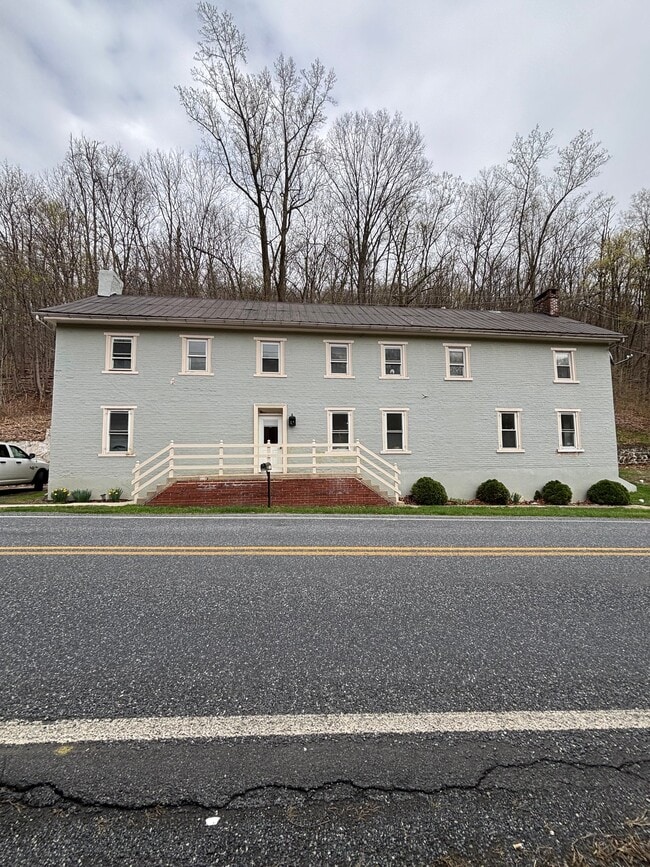 Building Photo - 2233 Farmington Ave