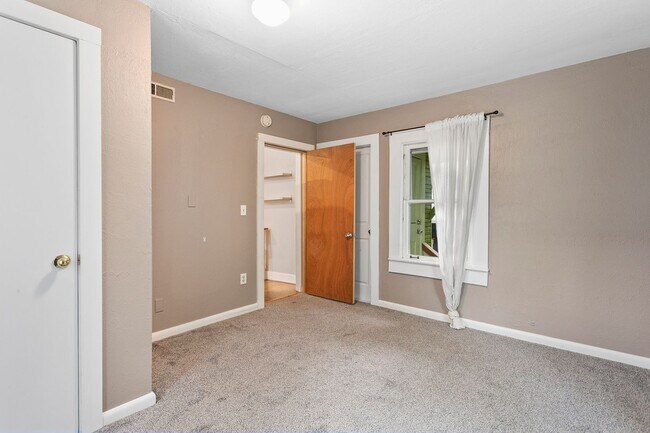 Building Photo - 2422SE / 2424SE