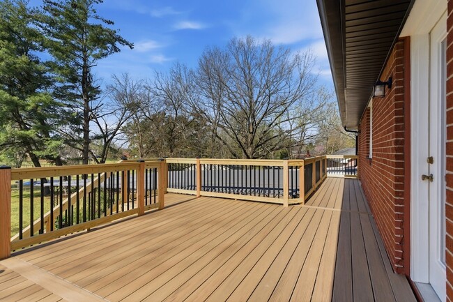 Building Photo - 2820 Donna Hill Dr