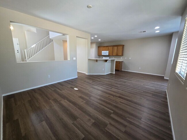 Building Photo - Terrific 3 bed + Loft 2 Car Need Space? Th...