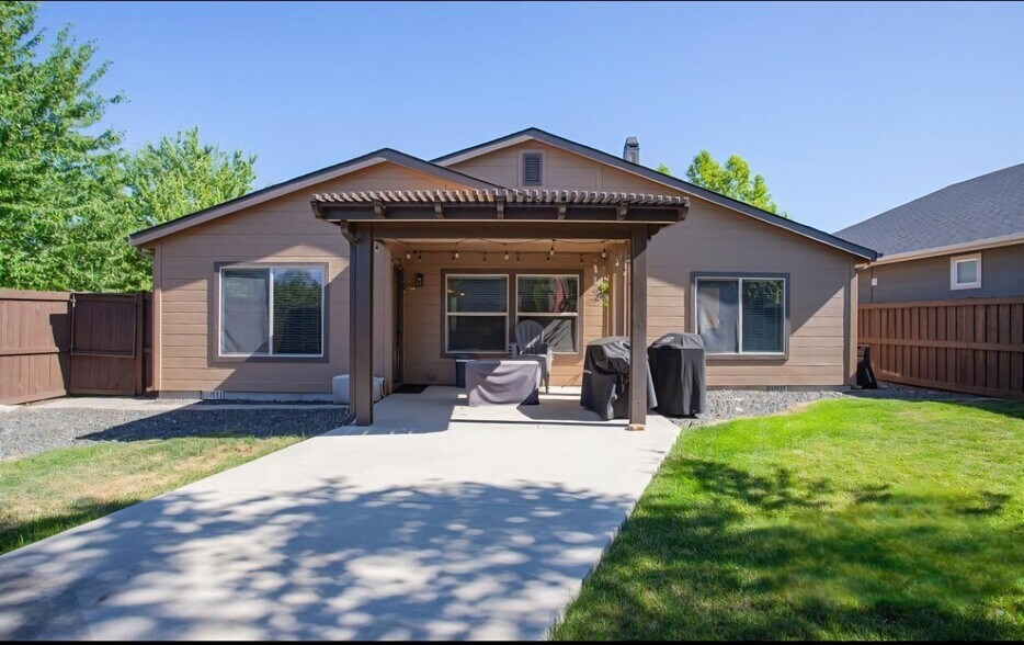 Building Photo - 591 W Kingsley St