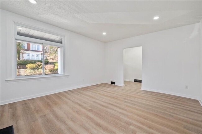 Building Photo - 220 Dewey St