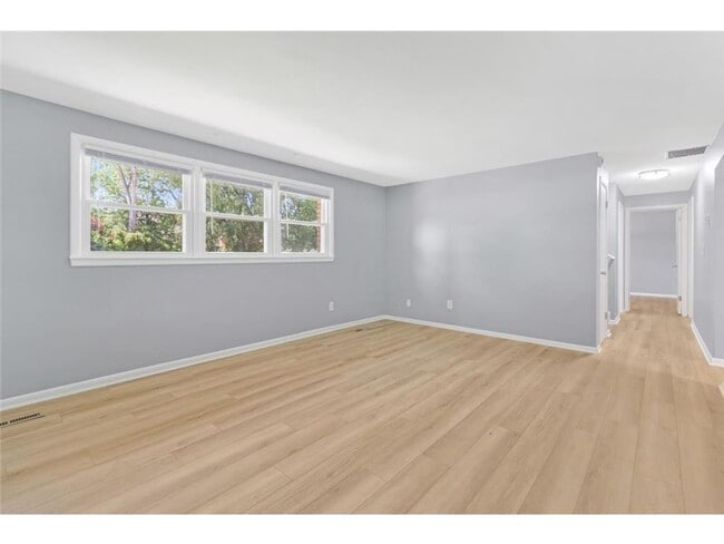 Building Photo - 6040 Hemlock Ln N