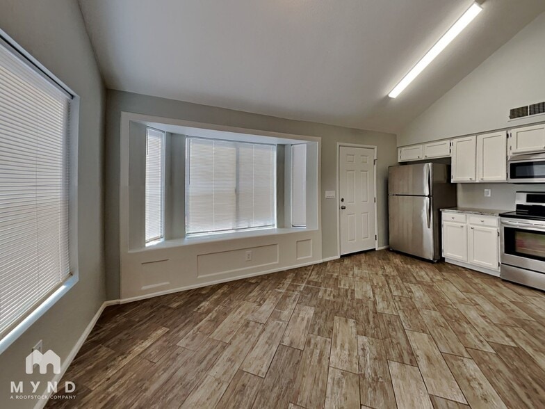 Building Photo - 2265 W Ross Ave