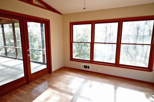Building Photo - 4060 Summit Dr