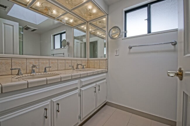Building Photo - VERY BRIGHT & AIRY, 2050 SQ FT HOME W/ TON...