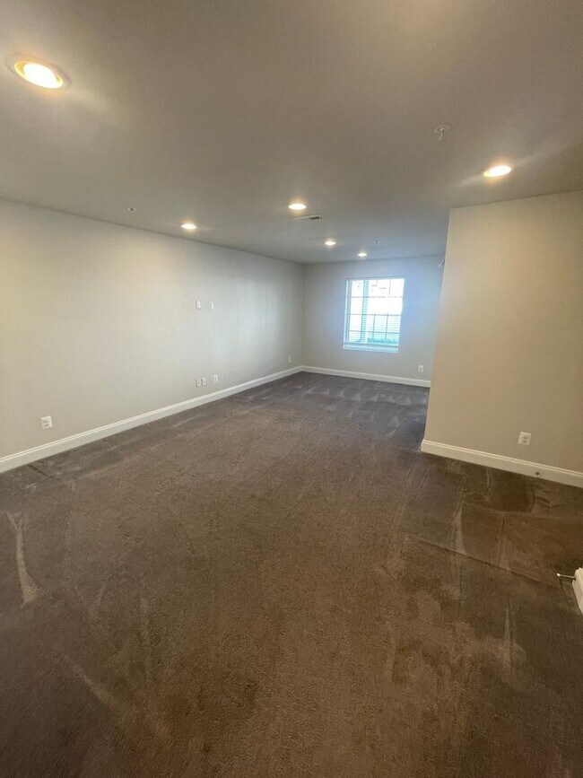 Building Photo - End of unit townhome in Trails at Beech Cr...