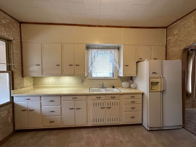 Building Photo - Cute Helper Rental