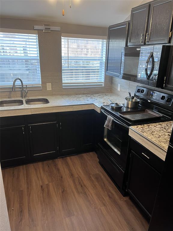 Building Photo - 1000 E 53rd St