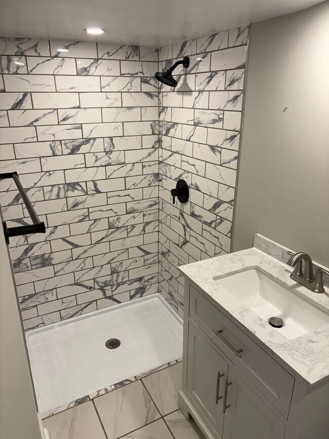 Building Photo - Butler Beauty on the Knoll!  6BR/3BA ready to go for next school year.