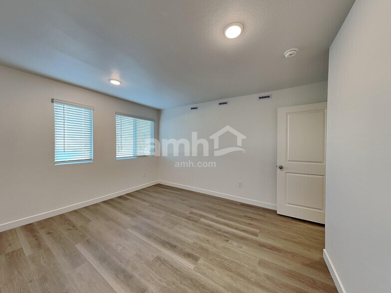 Building Photo - 6971 N 125th Dr