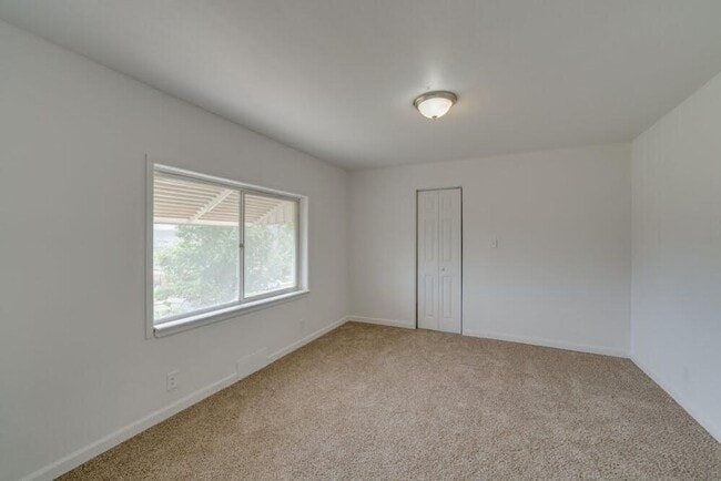 Building Photo - 4 bedroom 2 bath Home