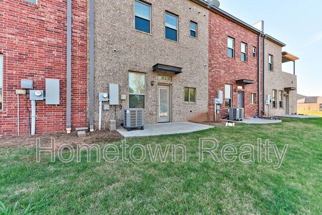 Building Photo - 459 S Fretz Ave