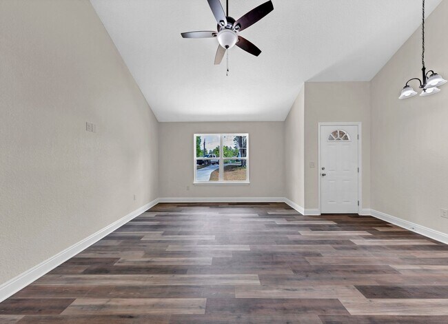 Building Photo - MOVE IN SPECIAL 1/2 off 1st months rent!!!!