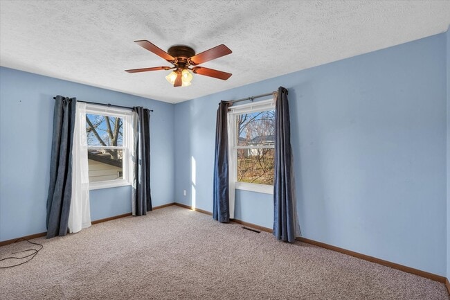 Building Photo - Spacious 4-Bedroom Home with Fenced Yard a...