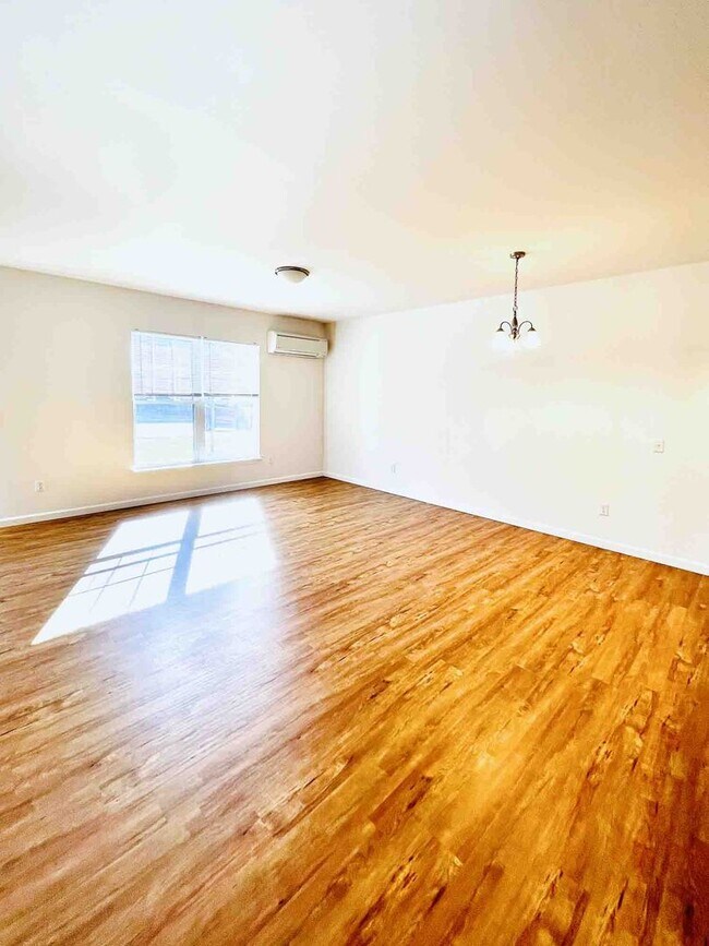 Building Photo - 2 bed, 1 bath townhouse style apartment with washer & dryer provided (45 Griffin Ln #101)