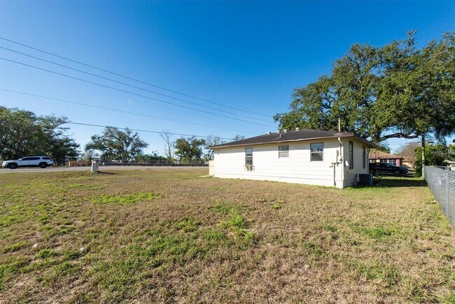 Building Photo - 1607 18th St E